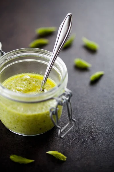 Pesto Caseiro Com Brotos Abeto Parmesão Pinhões Limão — Fotografia de Stock