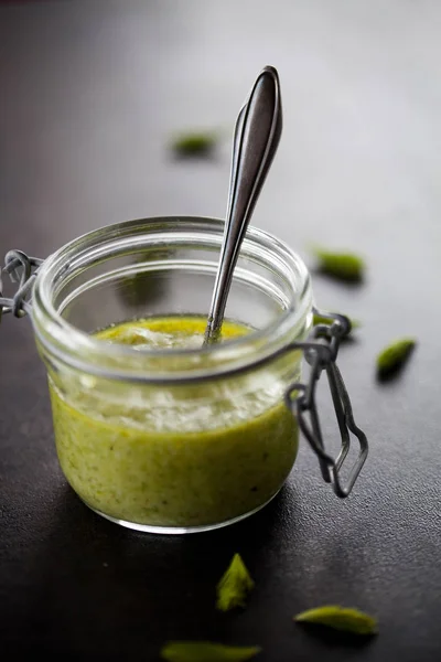 Pesto Caseiro Com Brotos Abeto Parmesão Pinhões Limão — Fotografia de Stock