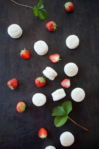 Prosecco Macarons Mit Erdbeerfüllung Auf Dunkler Oberfläche Selektiver Fokus — Stockfoto