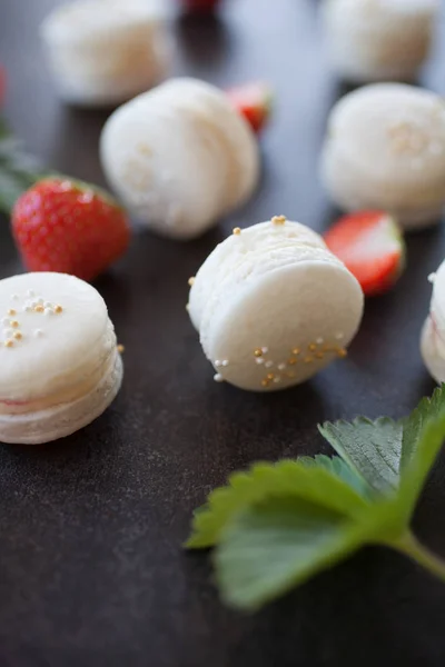 Prosecco Macarons Mit Erdbeerfüllung Auf Dunkler Oberfläche Selektiver Fokus — Stockfoto