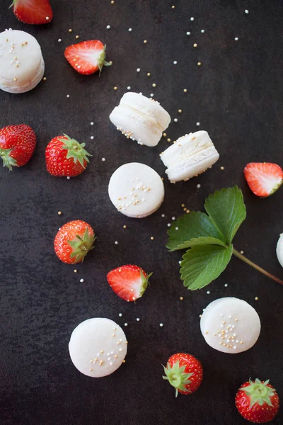 普罗塞克马卡龙与草莓填充在深色表面 选择性聚焦 — 图库照片