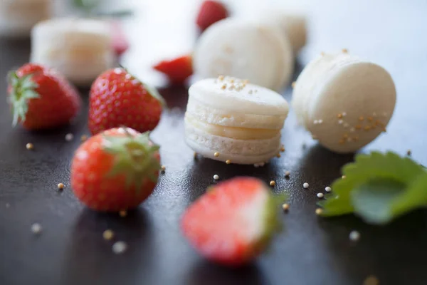 Prosecco Macarons Strawberry Filling Dark Surface Selective Focus — Stock Photo, Image