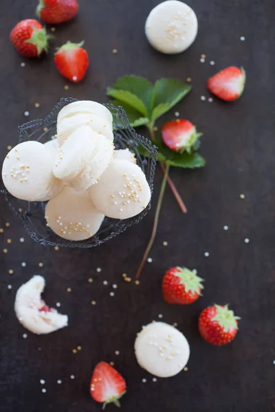 Prosecco Macarons Strawberry Filling Dark Surface Selective Focus — Stock Photo, Image