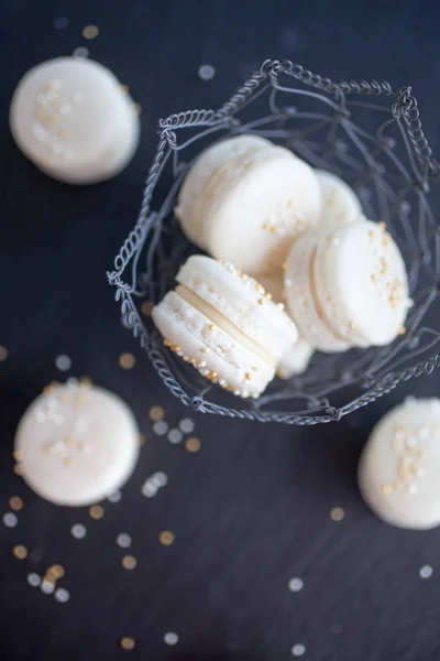 Prosecco Macarons Ciemnej Powierzchni Selektywnej Ostrości — Zdjęcie stockowe