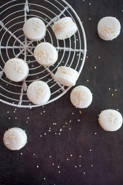 어두운 선택적 초점에 Prosecco Macarons — 스톡 사진