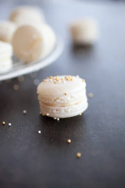 Prosecco Macarons Tmavý Povrch Selektivní Zaměření — Stock fotografie