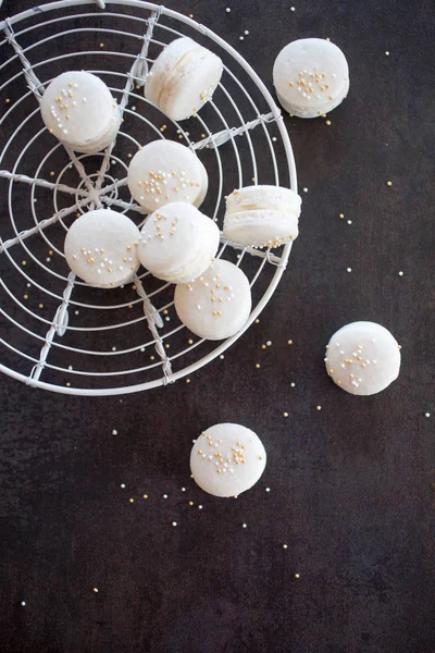 Prosecco Macarons Tmavý Povrch Selektivní Zaměření — Stock fotografie