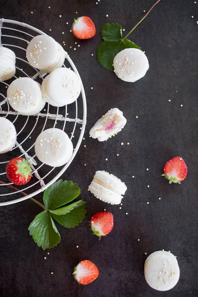 Prosecco Macarons Met Aardbei Vullen Donkere Ondergrond Selectieve Focus — Stockfoto