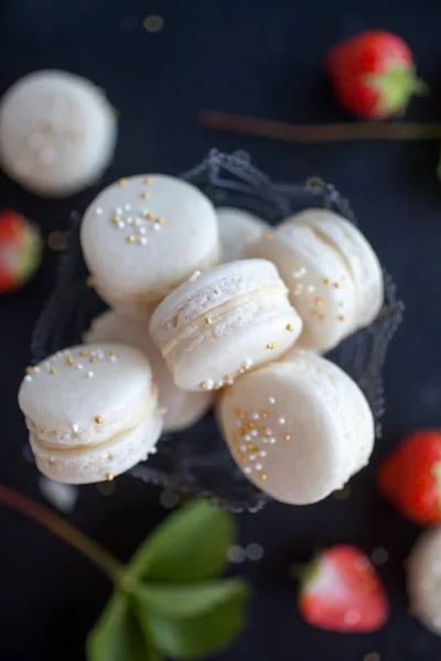 Prosecco Macarons Karanlık Yüzey Seçici Odak Doldurma Çilek Ile — Stok fotoğraf