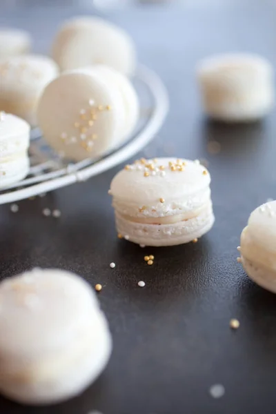 Prosecco Macarons Ciemnej Powierzchni Selektywnej Ostrości — Zdjęcie stockowe