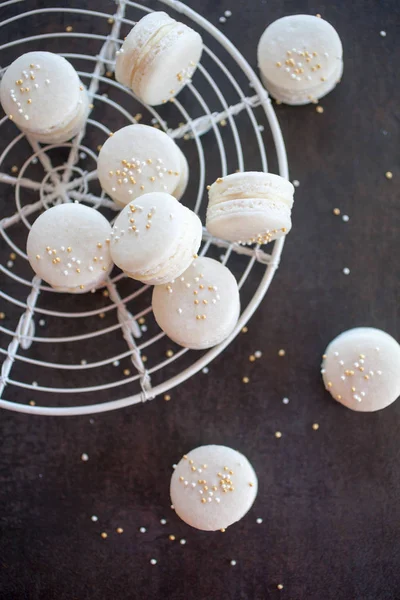 Prosecco Macarons Tmavý Povrch Selektivní Zaměření — Stock fotografie