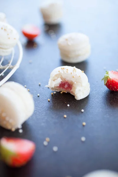 Macaron Prosecco Con Ripieno Fragole Superficie Scura Messa Fuoco Selettiva — Foto Stock