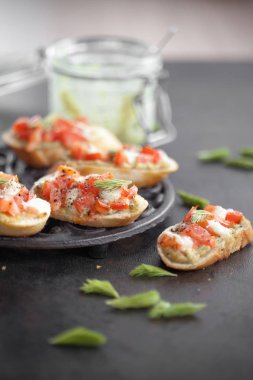 Ladin ile İtalyan bruschetta filiz pesto, domates ve mozzarella peyniri, seçici odak