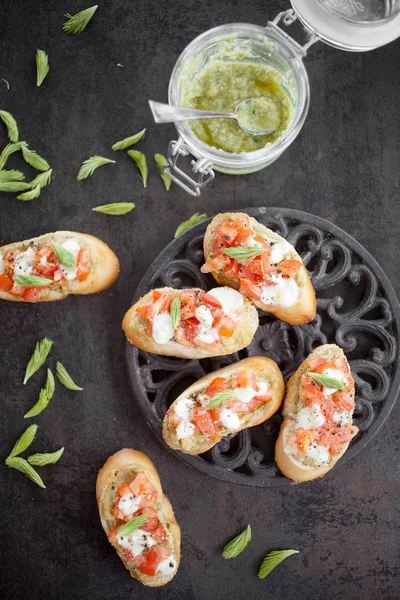 Italská Bruschetta Smrk Rašit Pestem Rajčaty Mozzarellou Pohled Shora — Stock fotografie