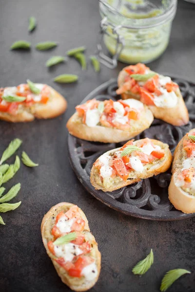 Italiaanse Bruschetta Met Spar Sprout Pesto Tomaten Mozzarella Bovenaanzicht — Stockfoto