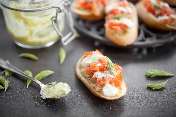 Bruschetta Italiana Com Pesto Abeto Tomate Mussarela Foco Seletivo — Fotografia de Stock