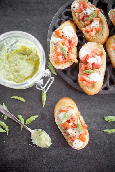 Bruschetta Italiana Com Pesto Abeto Tomate Mussarela Vista Superior — Fotografia de Stock