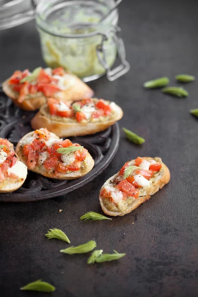 Italiaanse Bruschetta Met Spar Sprout Pesto Tomaten Mozzarella Selectieve Aandacht — Stockfoto