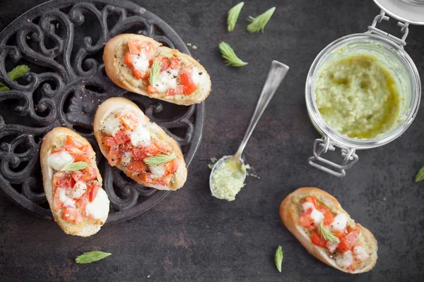 Italienska Bruschetta Med Spruce Spira Pesto Tomater Och Mozzarella Ovanifrån — Stockfoto