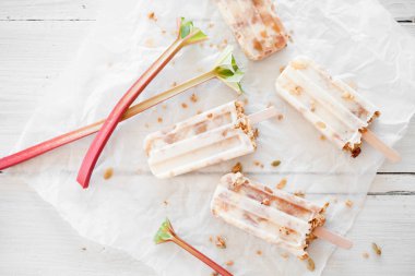 Ravent, yoğurt ve granola ev yapımı popsicles