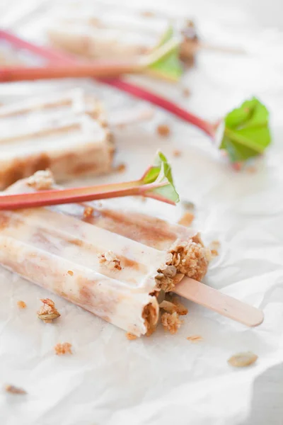 Zelfgemaakte Ijslollys Met Rabarber Yoghurt Muesli — Stockfoto