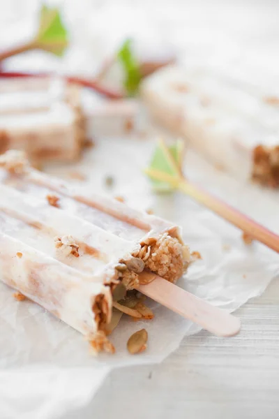 Popsicles Maison Avec Rhubarbe Yaourt Granola — Photo