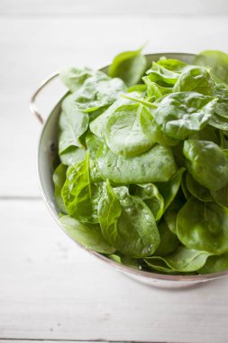 Taze ıspanak hasat tencerede ev bahçe ağaçtan masaya yaprakları