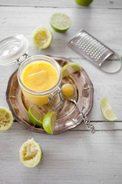 Ev yapımı kireç reçel kavanoz dilimleri ile