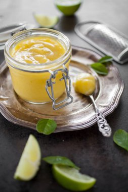 Ev yapımı kireç reçel kavanoz dilimleri ile