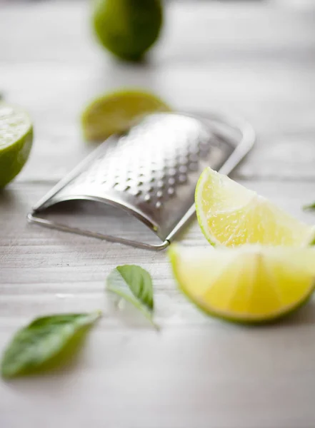 Grater Lime Slices Green Leaves — Stock Photo, Image