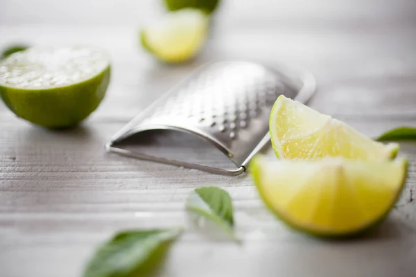 Grater Lime Slices Green Leaves — Stock Photo, Image