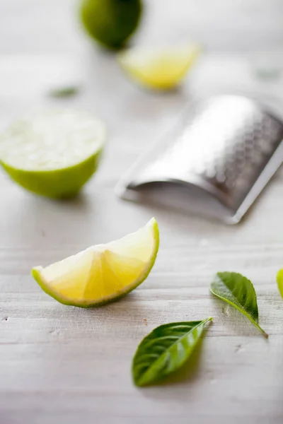 Grater Lime Slices Green Leaves — Stock Photo, Image