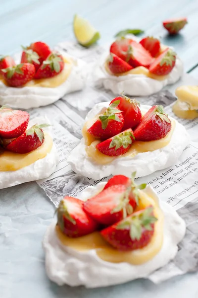 White Meringues Strawberries Cream — Stock Photo, Image