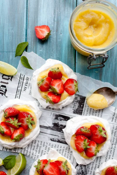 蛋白甜饼上的新鲜浆果和石灰片 — 图库照片