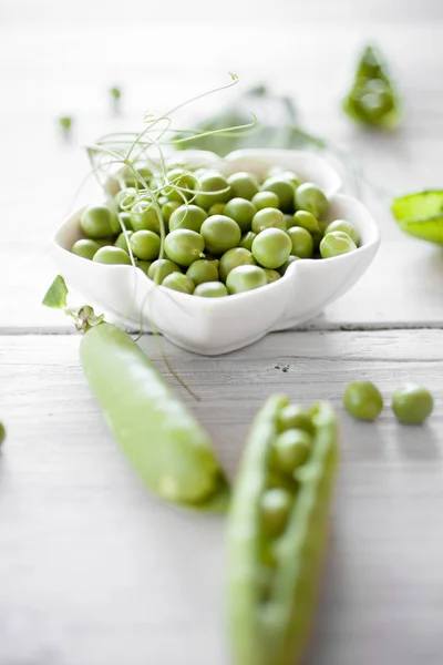 Guisantes Verdes Frescos Pelados Tazón Blanco Sobre Mesa Madera Blanca —  Fotos de Stock