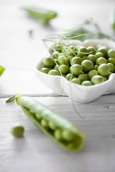 Pois Verts Frais Pelés Dans Bol Blanc Sur Une Table — Photo