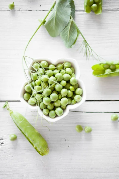 Pois Verts Frais Pelés Dans Bol Blanc Sur Une Table — Photo