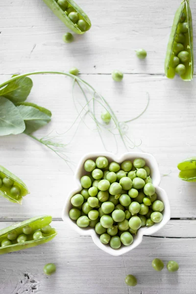 Peeled Fresh Green Peas White Bowl White Wooden Table — Stock Photo, Image