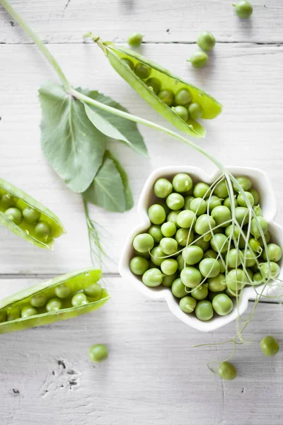 Guisantes Verdes Frescos Pelados Tazón Blanco Sobre Mesa Madera Blanca —  Fotos de Stock