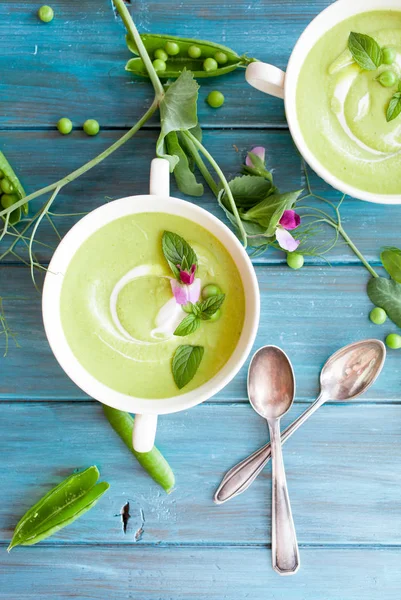 Sahne Grüne Erbsensuppe Mit Löffeln Auf Blauem Holzhintergrund — Stockfoto