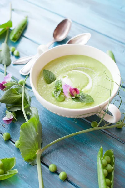 Crème Groene Erwten Soep Met Lepels Blauwe Houten Achtergrond — Stockfoto