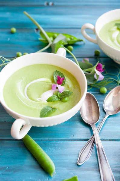 Sopa Ervilhas Verde Creme Com Colheres Fundo Madeira Azul — Fotografia de Stock