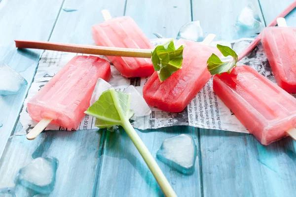 Uppfriskande Rabarber Popsicles Blå Trä Bakgrund Med Tidningsartikel — Stockfoto