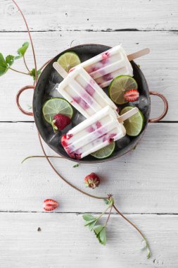 Çilek ve kireç popsicles üstten görünüm