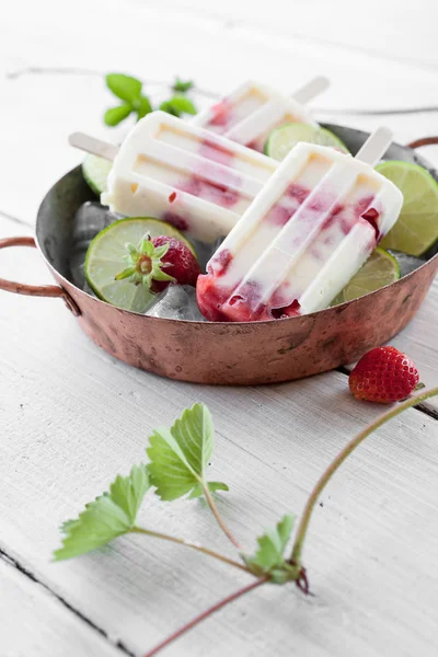 Eis Stiel Mit Erdbeeren Und Limette Metallschale Auf Holztisch — Stockfoto