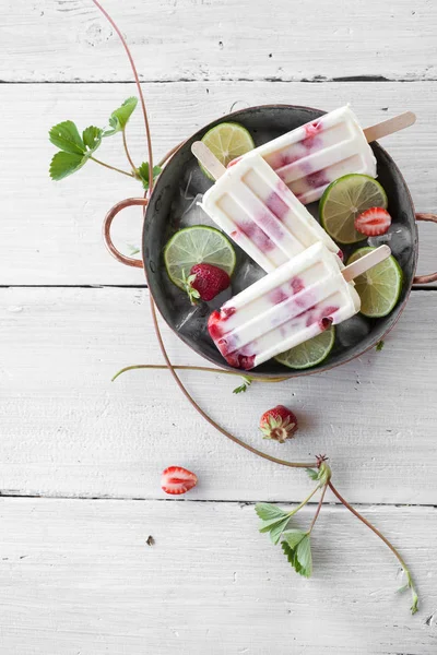 Top View Popsicles Made Strawberries Lime — Stock Photo, Image