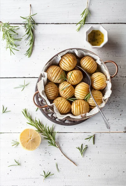 Pieczone Ziemniaki Lemony Rozmarynu Biały Stół — Zdjęcie stockowe