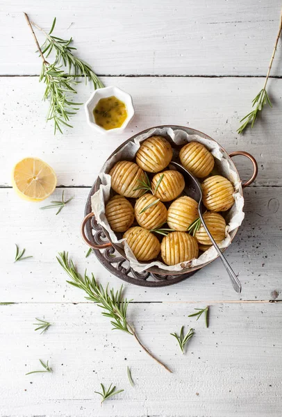 Samenstelling Van Levensmiddelen Lemony Rozemarijn Aardappelen Witte Tafel — Stockfoto