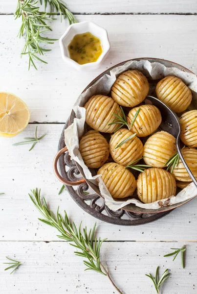 Limonlu Biberiye Patates Beyaz Masada Gıda Kompozisyonu — Stok fotoğraf