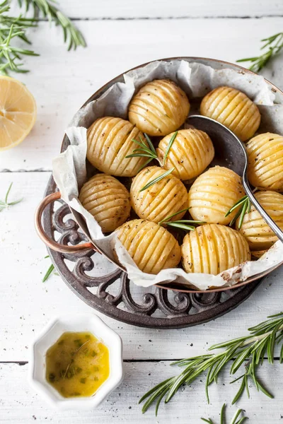 Deliciosas Batatas Alecrim Limão Assadas Mesa Branca — Fotografia de Stock